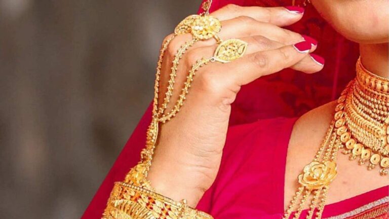 Gold Rate Today: सावन के तीसरे सोमवार को सोना आया और नीचे, मुंबई में ₹142190 में बिक रहा 22 कैरेट