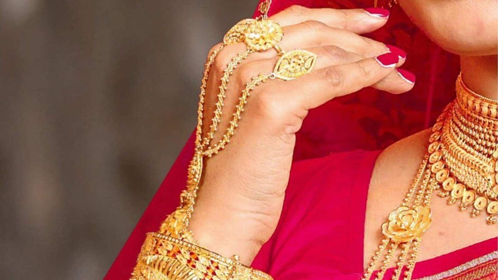 Gold Rate Today: सावन के तीसरे सोमवार को सोना आया और नीचे, मुंबई में ₹142190 में बिक रहा 22 कैरेट
