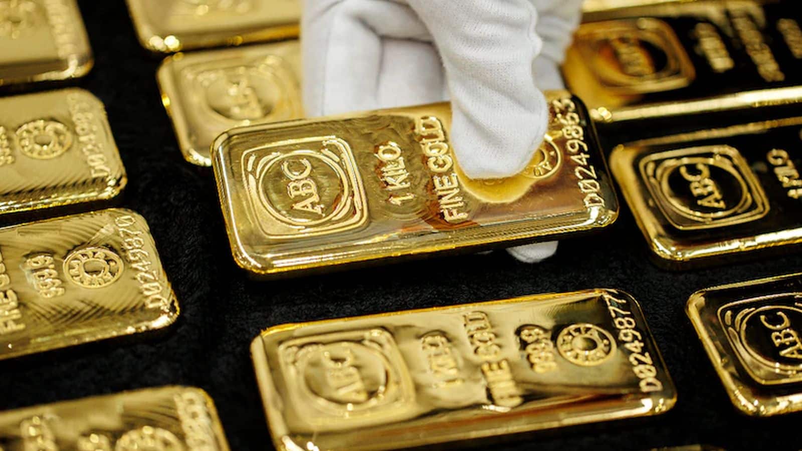 Gold Silver Prices Today: दिल्ली में सोने में चार सत्रों से जारी तेजी पर ब्रेक, चांदी ₹500 उछली