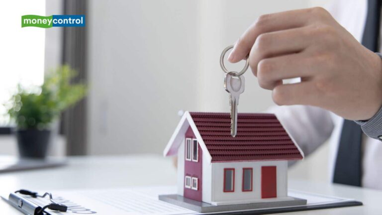 DLF Q1 Results: रियल एस्टेट कंपनी मुनाफा बढ़ा, लेकिन रेवेन्यू घटकर आधा हुआ; शेयरों पर रहेगी नजर