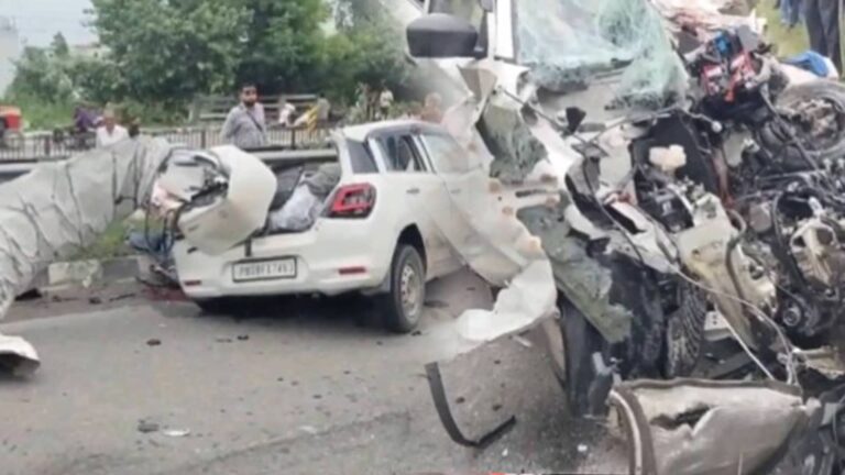 Punjab: खड़े ट्रक में जा घुसी तेज रफ्तार कार, तीन युवकों की मौत; जालंधर में भीषण सड़क हादसा; कार में बुरी तरह फंसा मृतकों का शव