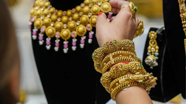 Gold Rate Today: सोना हुआ और महंगा, दिल्ली में ₹1.46 लाख के करीब पहुंचा 24 कैरेट; चांदी भी तेज