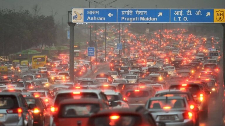 कई घंटों की बारिश से दिल्ली-NCR बेहाल, नोएडा से फरीदाबाद तक घंटों जाम, कई इलाकों में गिरे मकान; दो दिनों तक राहत नहीं, VIDEO