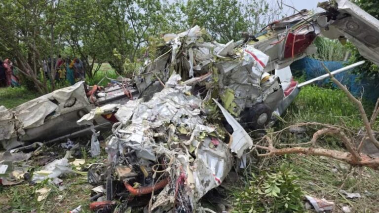 Kanpur Plane Crash: कानपुर में बड़ा विमान हादसा, गंगा बैराज के पास ट्रेनिंग एयरक्राफ्ट क्रैश; 2 पायलटों की मौत