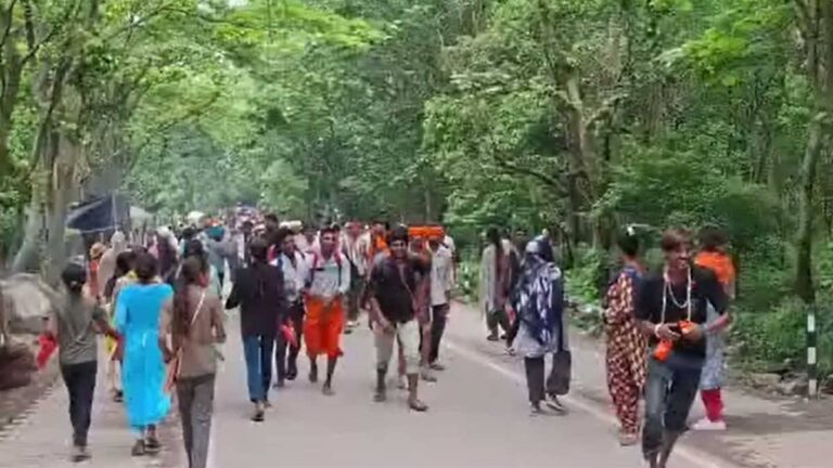 कुलगाम में टारगेट किलिंग के बाद अब आतंकियों के निशाने पर कांवड़ मार्ग, इनपुट के बाद अलर्ट पर UP पुलिस; VVIP स्थलों पर भी सख्त पहरा