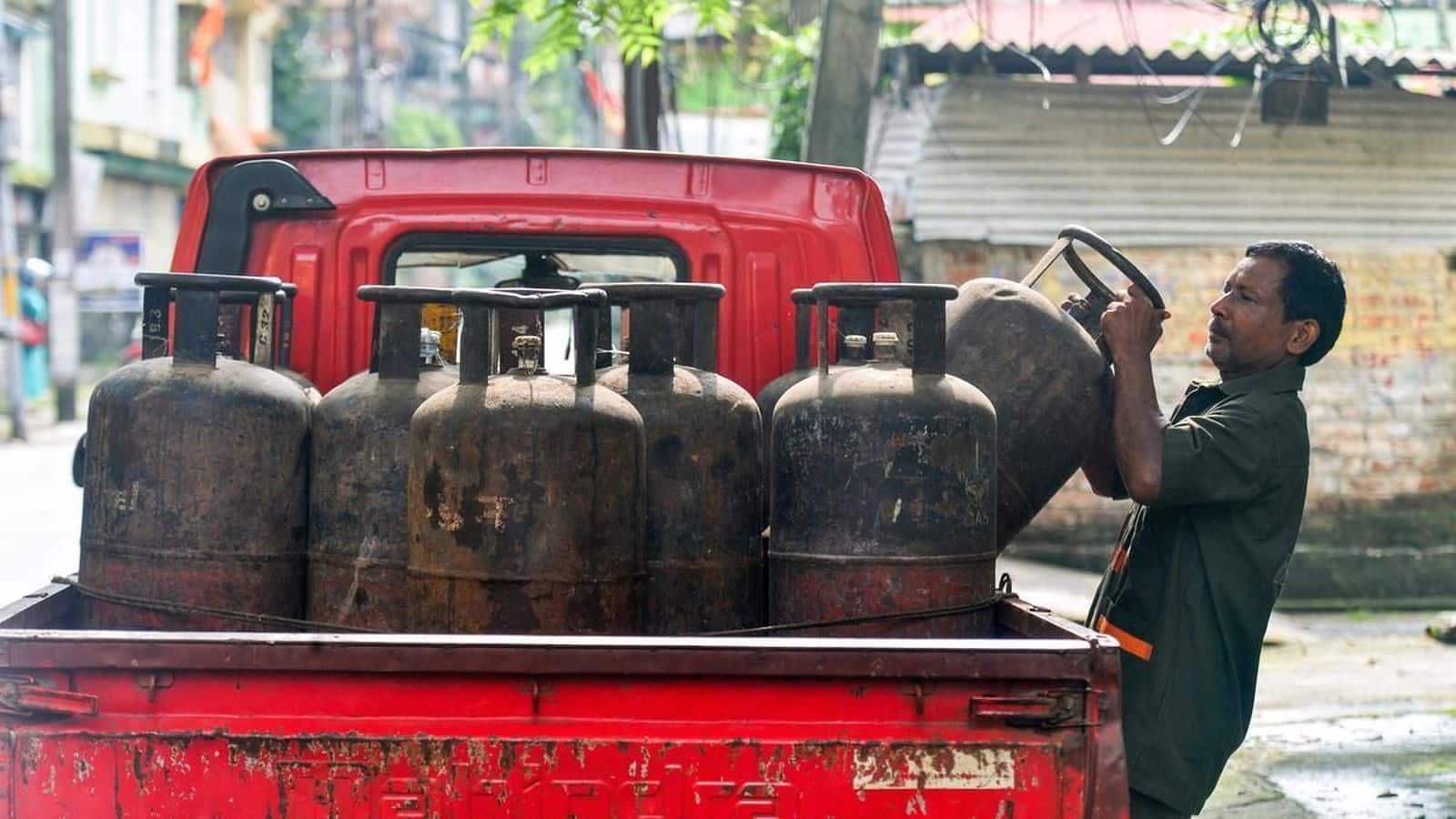 LPG price today: LPG गैस सिलेंडर के दाम में राहत! आज से लागू हुए नए रेट, जानिए दिल्ली समेत देश के प्रमुख शहरों में आज की कीमतें