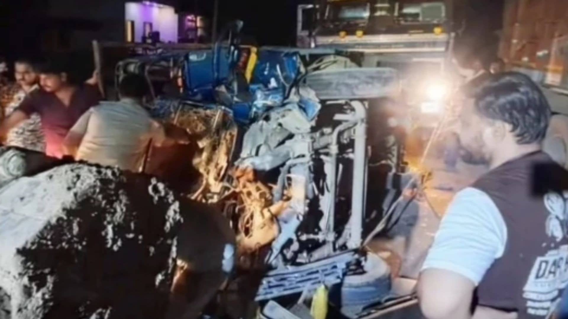 MP: सड़क पर बैठी गायों को बचाने के चक्कर में भीषण हादसा, मजदूरों से भरा लोडिंग वाहन ट्रक से टकराया, 8 की मौत; धान रोपाई का काम कर लौट रहे थे घर