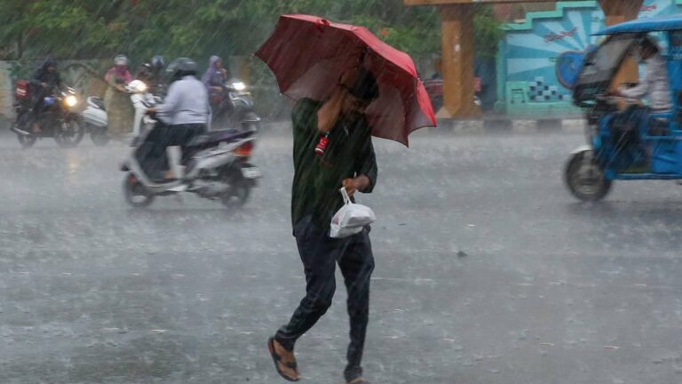 Weather: दिल्ली-NCR समेत 12 राज्यों में मूसलाधार बारिश और तेज आंधी का अलर्ट, जानें IMD का ताजा अपडेट
