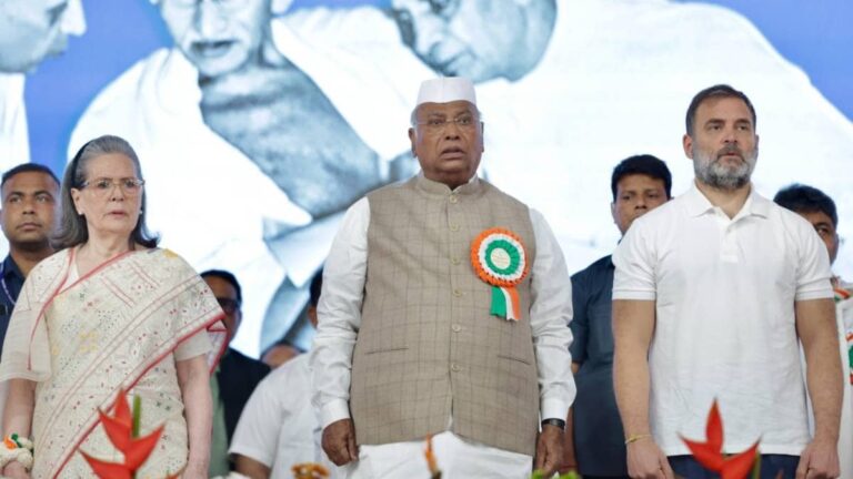 वंदे मारतम् के अपमान पर नहीं थम रहा बवाल, अब सोनिया गांधी, राहुल और खरगे के खिलाफ मुंबई पुलिस स्टेशन में दर्ज कराई शिकायत