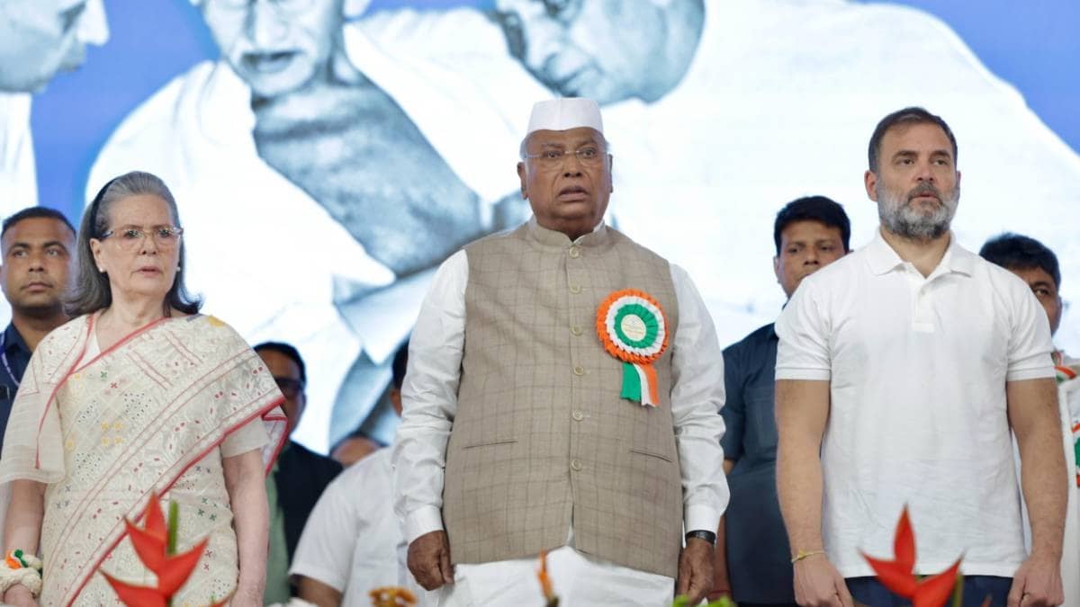वंदे मारतम् के अपमान पर नहीं थम रहा बवाल, अब सोनिया गांधी, राहुल और खरगे के खिलाफ मुंबई पुलिस स्टेशन में दर्ज कराई शिकायत
