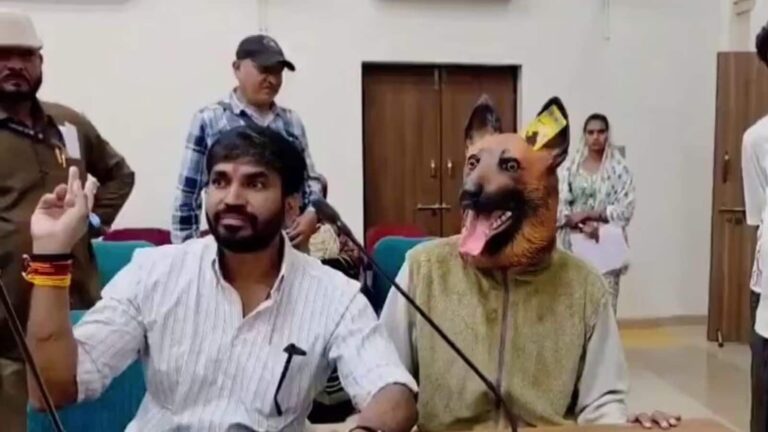 Dog Mask Video: कुत्ते का मास्क पहनकर खंडवा कलेक्ट्रेट पहुंचा फरियादी! कुत्तों की नसबंदी में भ्रष्टाचार का संगीन आरोप, अनोखे प्रोटेस्ट का वीडियो वायरल