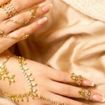 दुल्हन के हाथों की मेहंदी का बदला अंदाज! कुंदन से सजाएं ये खास डिजाइन