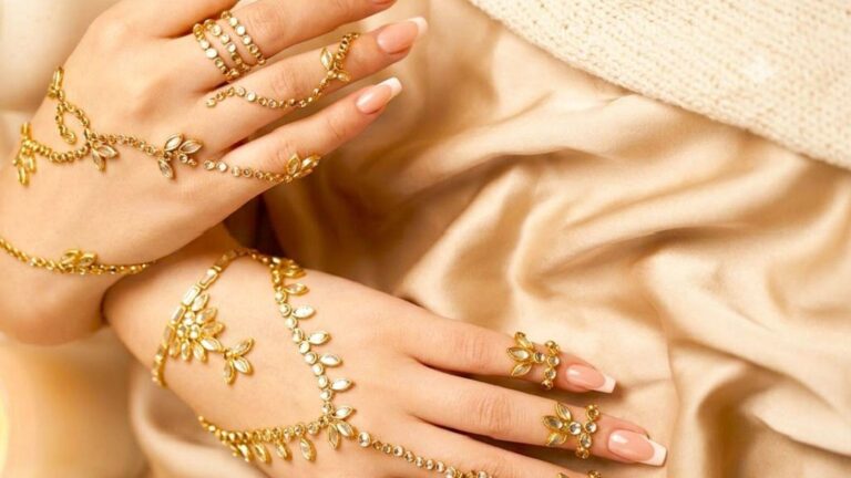 दुल्हन के हाथों की मेहंदी का बदला अंदाज! कुंदन से सजाएं ये खास डिजाइन