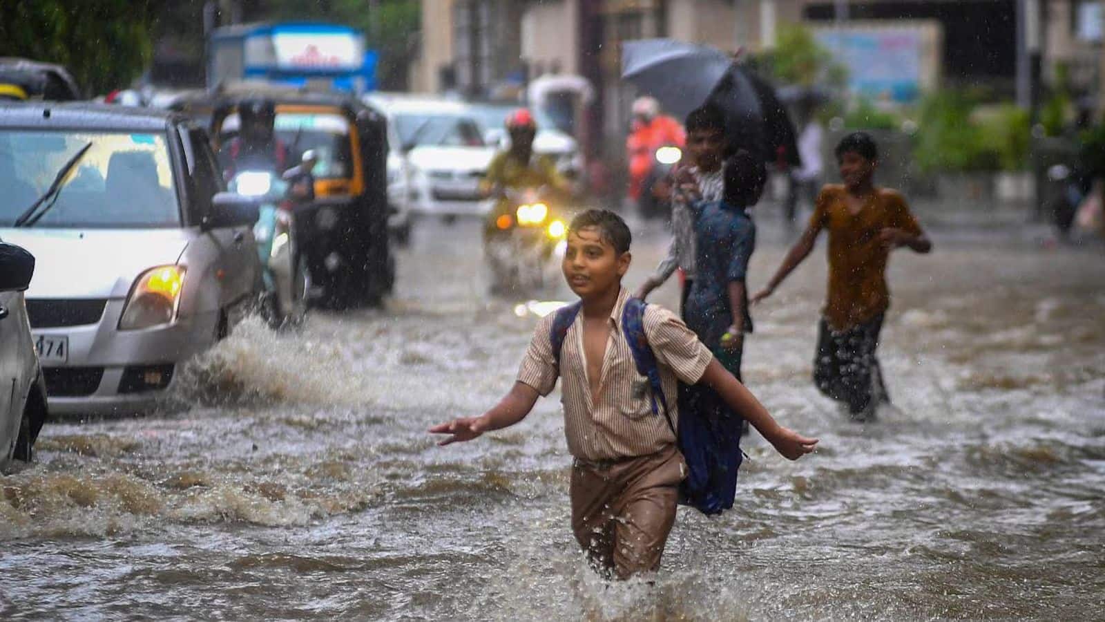 16 अगस्त को बिगड़ेगा मौसम! यूपी, उत्तराखंड और बंगाल संग इन राज्यों में मूसलाधार बारिश का बड़ा अलर्ट, जानें IMD की चेतावनी