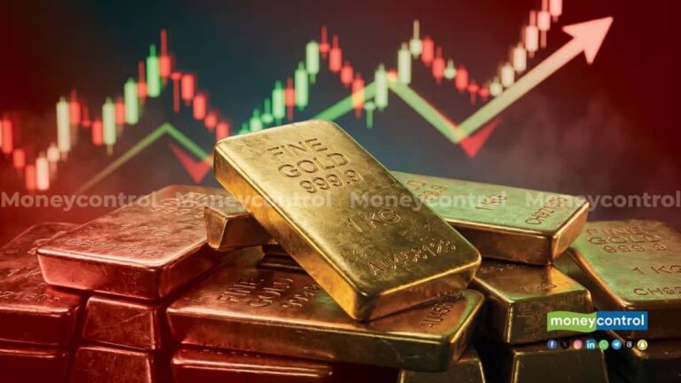शेयर बाजार धड़ाम, सोने ने किया मालामाल! एक साल में निफ्टी 5% टूटा, गोल्ड 35% उछला, जानिए अब कहां लगाना चाहिए पैसा