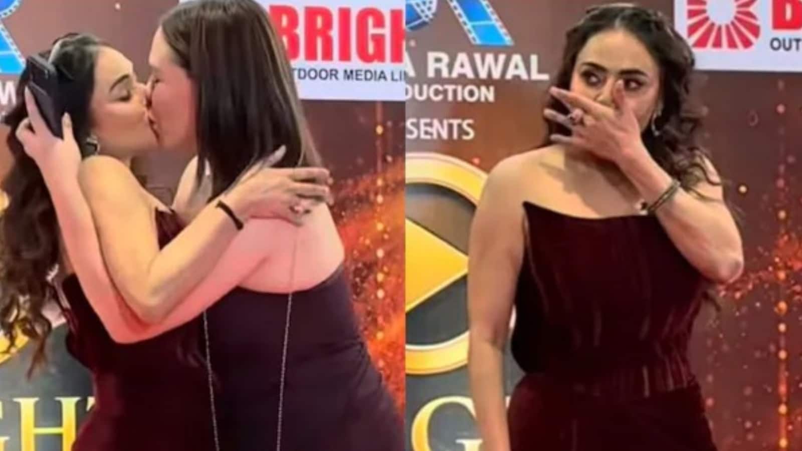 Nikita Rawal: रेड कार्पेट पर एक महिला ने निकिता रावल को किस किया, 'गरम मसाला' एक्ट्रेस के उड़े होश