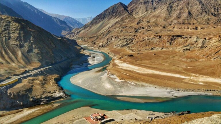 कुदरत ने बनाया ऐसा संगम, जहां साथ बहती हैं दो अलग रंगों वाली नदियां