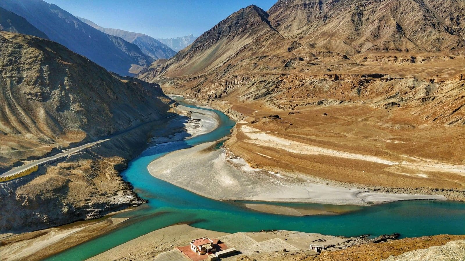 कुदरत ने बनाया ऐसा संगम, जहां साथ बहती हैं दो अलग रंगों वाली नदियां