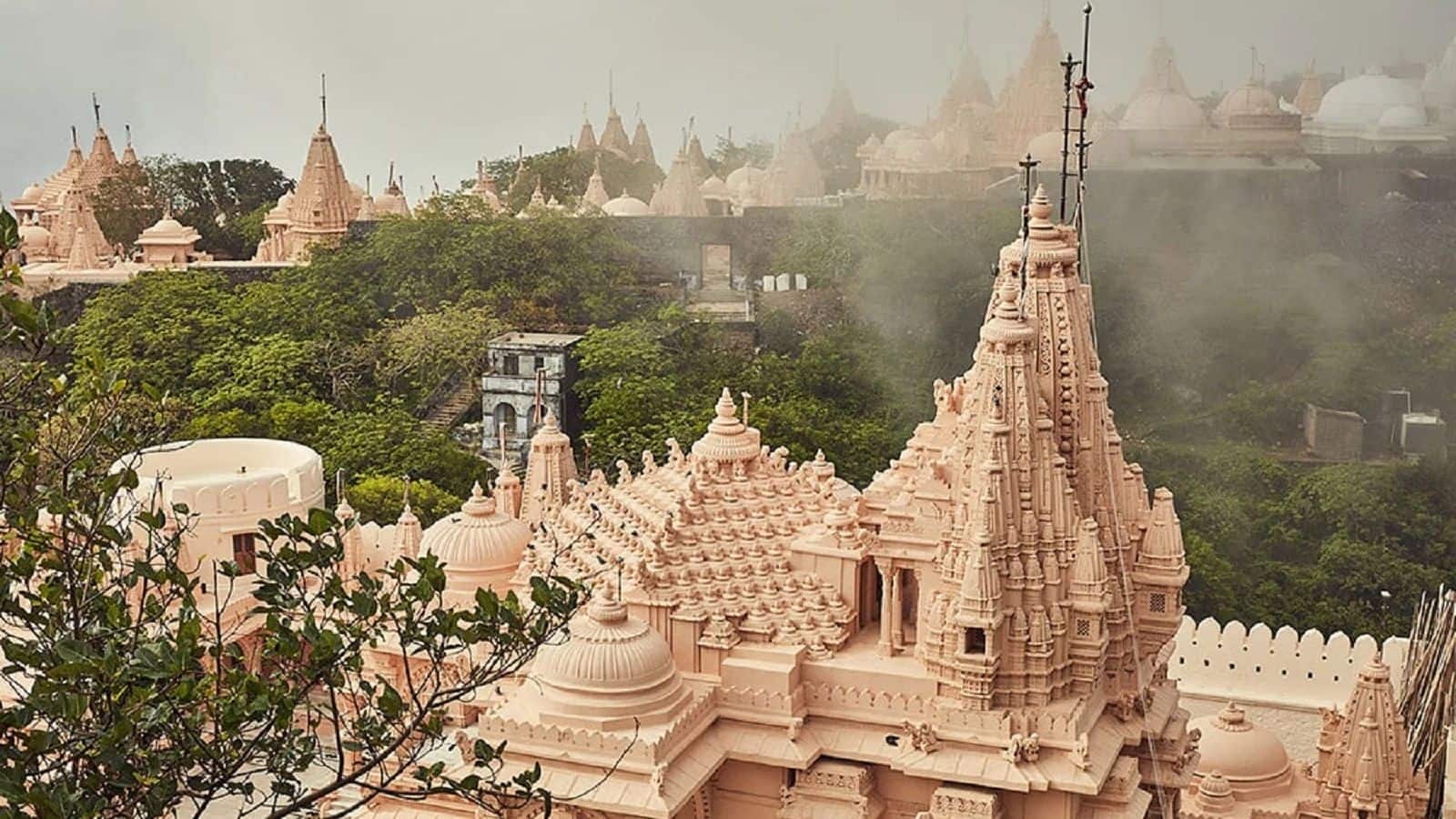 एक पहाड़ी पर इतने मंदिर कि गिनते-गिनते थक जाएंगे, फिर भी शाम होते ही खाली हो जाती है ये पहाड़ी!