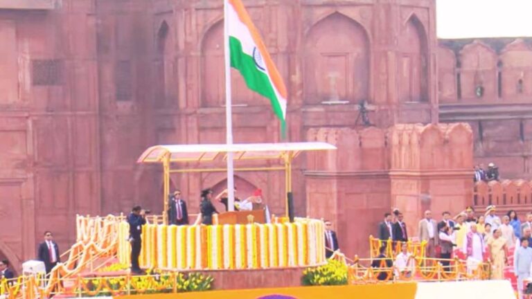 स्‍वतंत्रता दिवस पर 'जय हो'... वंदे मातरम की गूंज के बीच लाल किले के प्राचीर से PM मोदी ने फहाराया तिरंगा, 140 करोड़ भारतीयों में आजादी का जश्न