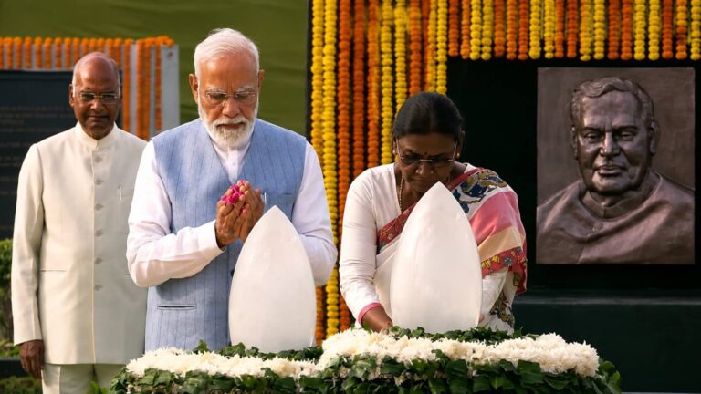 पूर्व प्रधानमंत्री अटल विहारी वाजपेयी की पुण्यतिथि आज, सदैव अटल स्मारक पर राष्ट्रपति और PM मोदी ने दी श्रद्धांजलि; देश कर रहा नमन