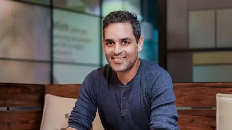 रिश्ते में प्यार के नाम पर खुद को तो नहीं खो रहे? अंकुर वारिकू की 'फोन-चार्जर' वाली बात समझें