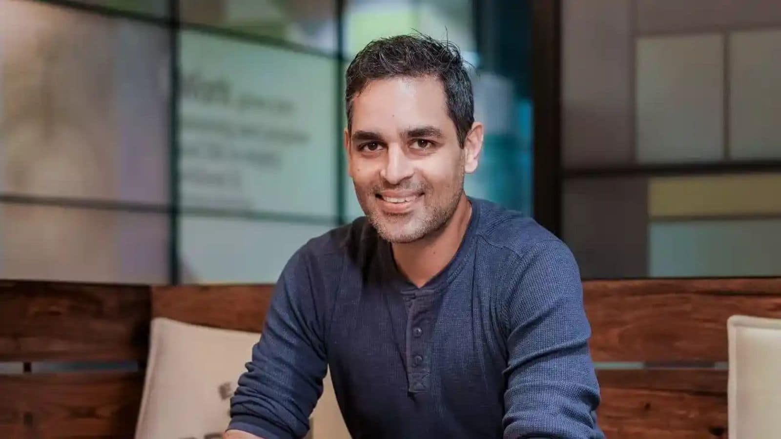 रिश्ते में प्यार के नाम पर खुद को तो नहीं खो रहे? अंकुर वारिकू की 'फोन-चार्जर' वाली बात समझें