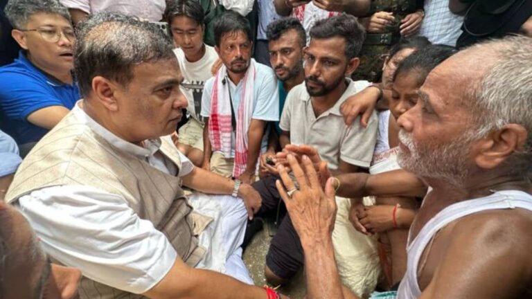Assam Floods: शिवसागर में बाढ़ पीड़ितों के बीच पहुंचे सीएम हिमंत सरमा, राहत शिविरों की स्थिति का लिया जायजा