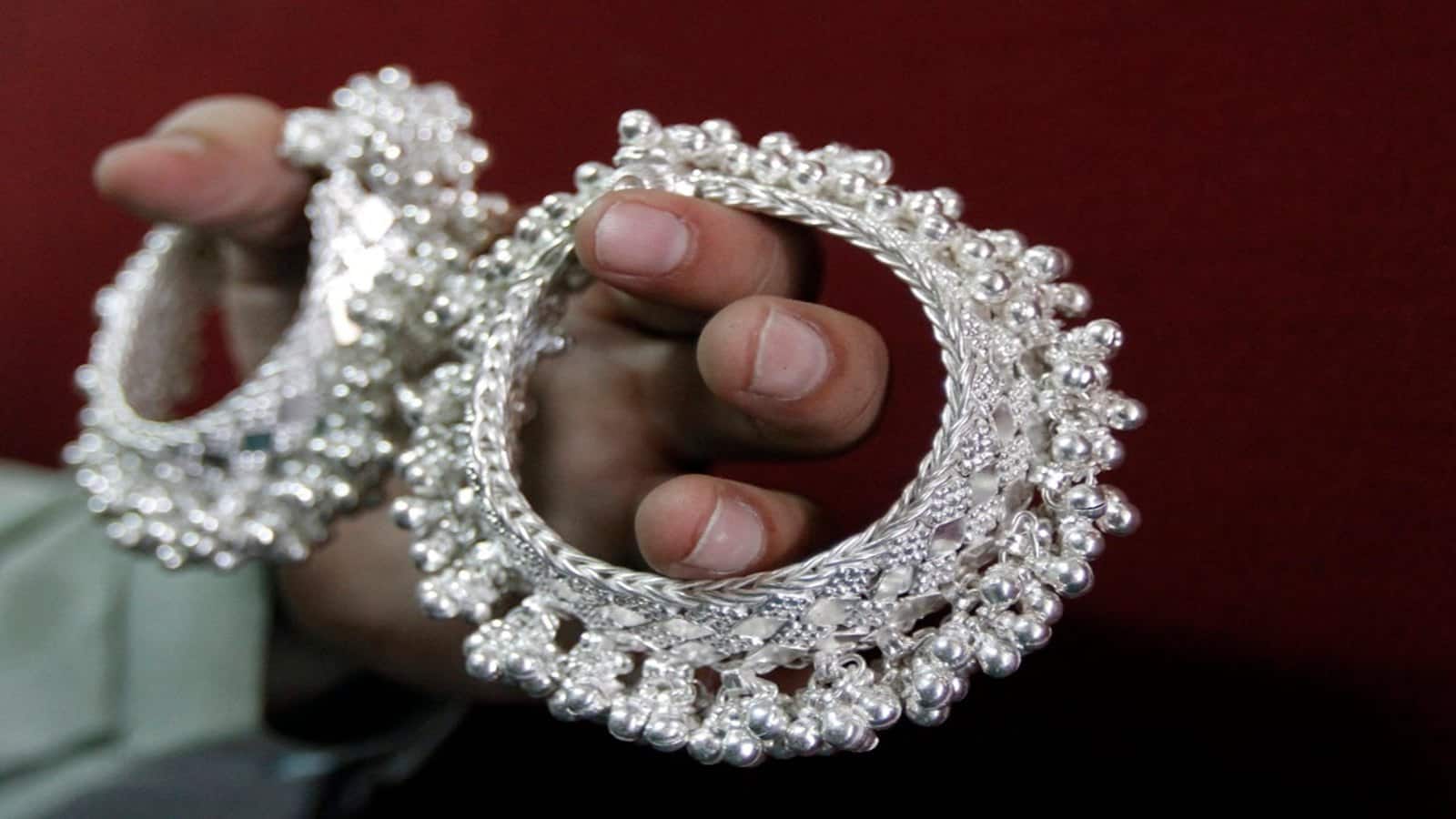 Silver Price Today: चांदी एक हफ्ते में ₹5000 फिसली, चेक करें लेटेस्ट रेट