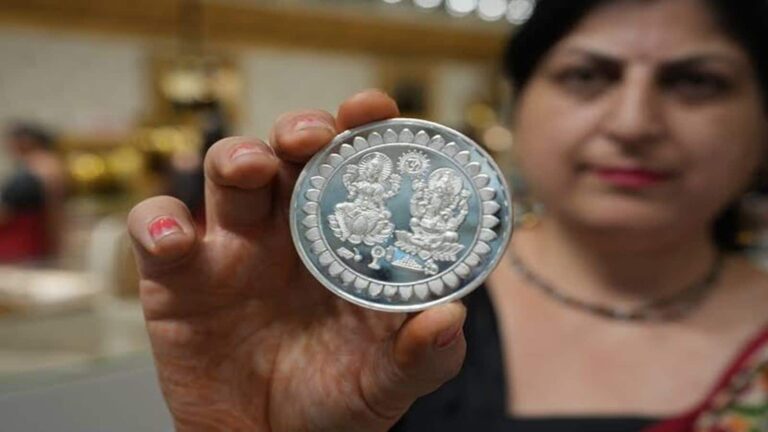 Silver Price Today: हफ्ते के दूसरे दिन फिर उछली चांदी, ₹2.39 पर भाव, खरीदारी से पहले जानें आपके अपने शहर का भाव
