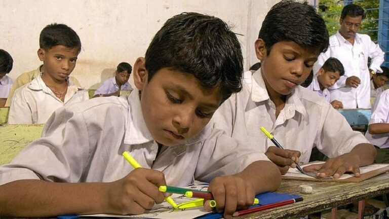UP Govt School Video Ban YouTubers FIR: यूपी के सरकारी स्कूलों में YouTubers और बाहरी लोगों की एंट्री बैन; 8 जिलों में FIR दर्ज
