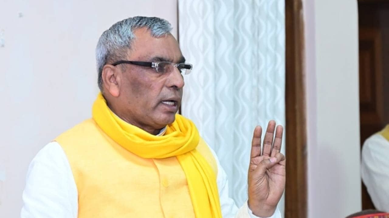 'गोली चलाने का आदेश मौके पर मौजूद जिलाधिकारी देते हैं, राहुल कोई शेर हैं कि बाघ हैं, वो सिर्फ...', संसद की कार्यवाही में बाधा पर बरसे ओपी राजभर