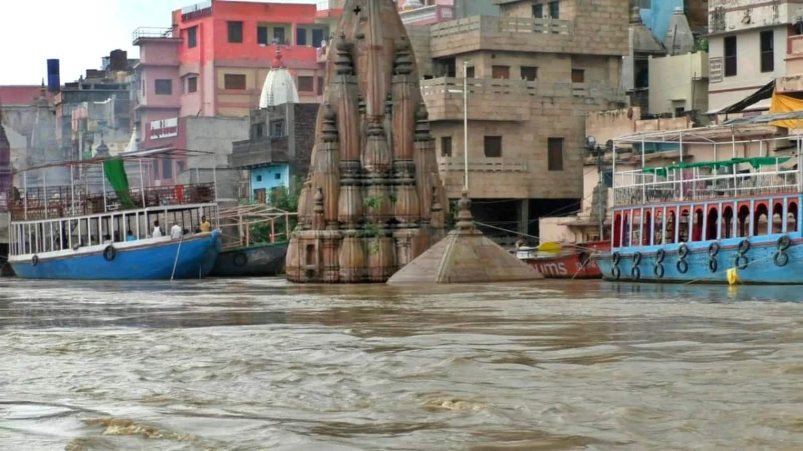 Ganga River Flood Varanasi: वाराणसी में गंगा का रौद्र रूप! 84 घाट डूबे, नमस्ते’ प्रतिमा भी पानी में समाई, NDRF अलर्ट पर