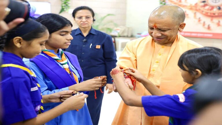 UP News: रक्षाबंधन पर सीएम योगी का बेटियों को तोहफा! बताया कब मिलेगी 50,000 छात्राओं को फ्री स्कूटी
