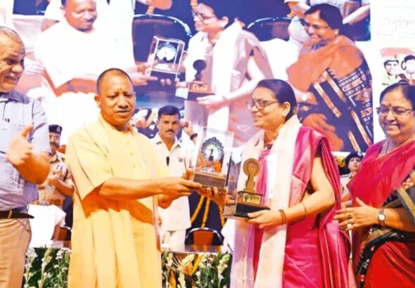 UP Free Bus For Women: बुजुर्गों को सीएम योगी का तोहफा, 60 साल से ऊपर की महिलाओं को जीवनभर बस यात्रा फ्री