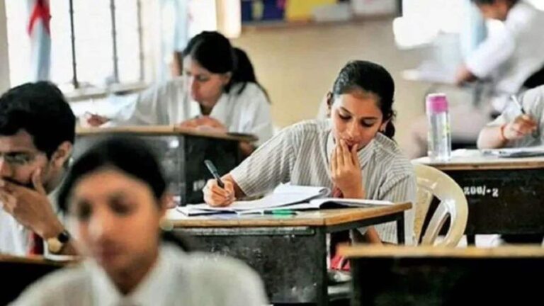CBSE third-language rule: कक्षा 6 के छात्रों को भी मिले तीन भाषा नीती से छूट, सुप्रीम कोर्ट ने दिया सरकार और बोर्ड को निर्देश