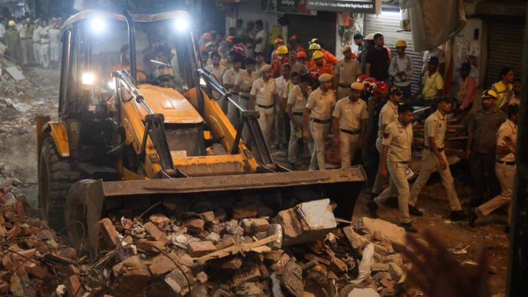 Delhi Building Collapse: दिल्ली के सत्य निकेतन में मृतकों की संख्या 6 हुई! भरभराकर गिरी इमारत, CCTV में दिखा खौफनाक मंजर