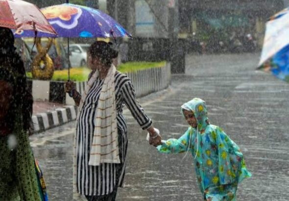 Delhi Weather Today: दिल्ली में आज फिर बरसेंगे बादल! हल्की से मध्यम बारिश के आसार, 5 सितंबर से बदलेगा मौसम