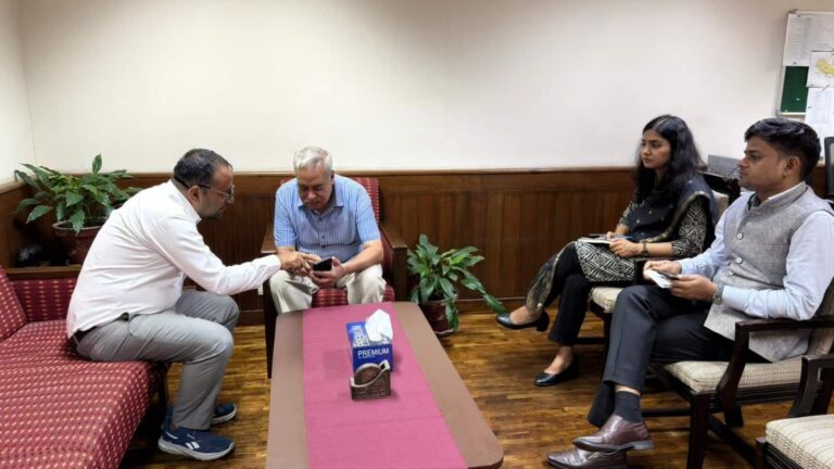 नेपाल के त्रिभुवन त्रिशूली स्कूल की इमारत तो बह गई पर प्रिंसिपल ने 1600 बच्चों को बचा लिया! अब भारत इस स्कूल को फिर बनवाएगा