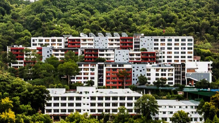 Elevate Campuses Share Price: ₹362 के शेयरों ने दिया शॉक, डिस्काउंट एंट्री के बाद और आया नीचे
