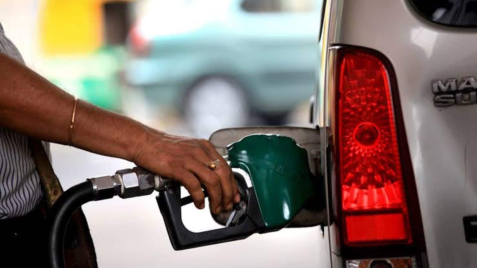Fuel Prices: तेल की कीमतों में बंपर उछाल! बांग्लादेश में पेट्रोल-डीजल और केरोसिन सब महंगे, सरकार ने इतना बढ़ा दिया दाम