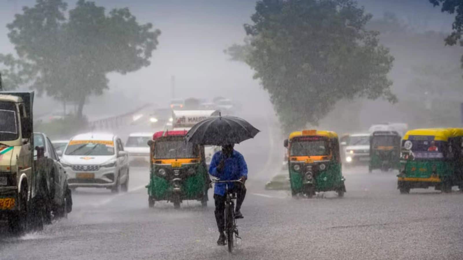 UP Weather Update: यूपी में अगले कुछ घंटे आसमान से होगी आफत की बारिश! IMD का इन जिलों में भारी बारिश का अलर्ट