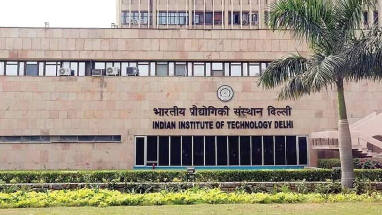 पड़ोसी के WiFi कनेक्शन से की जेईई की तैयारी, मुंबई के स्लम में पले अभिषेक अब आईआईटी दिल्ली से कर रहे बीटेक