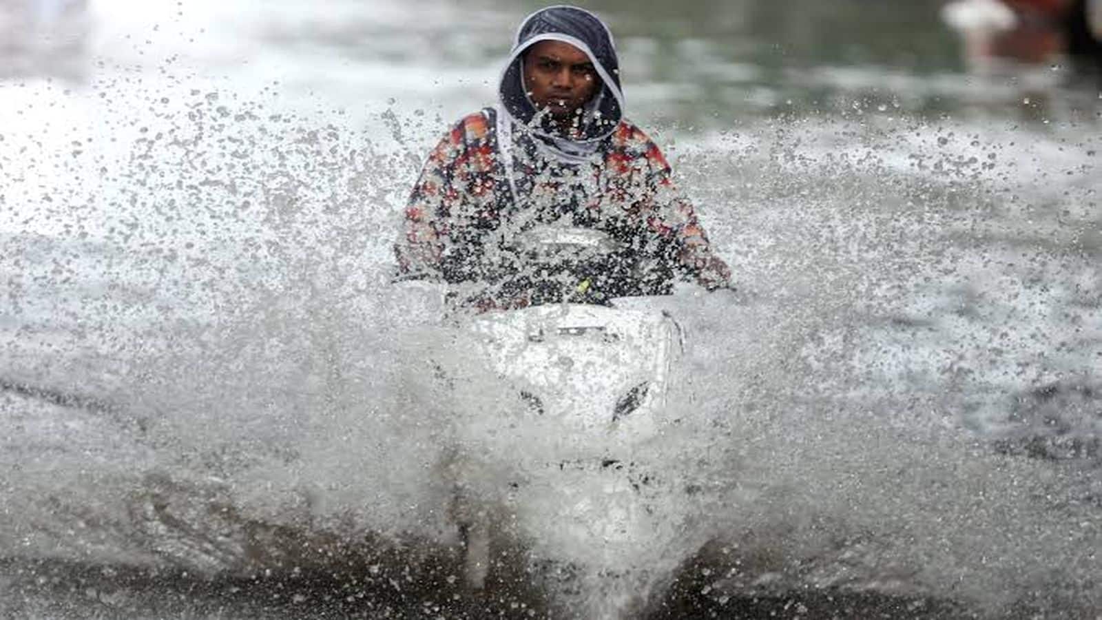 IMD Rain Alert: 1 सितंबर को मौसम का कहर! 17 राज्यों में होगी झमाझम बारिश, तेज आंधी के साथ बिजली-ओलों की भी चेतावनी