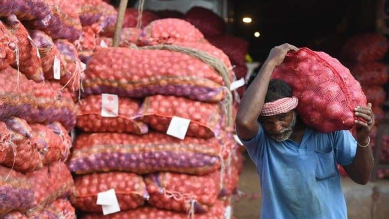 Onion prices: फिर रुलाने की तैयारी में प्याज के भाव, सब्सिडी के बावजूद मेट्रो शहरों में आसमान छू रहे प्याज के दाम