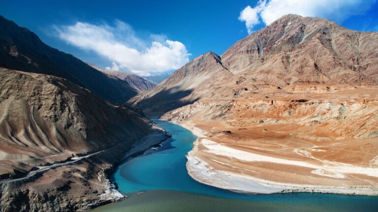 सिंधु जल संधि को स्थगित करने के बाद भारत ने अब लद्दाख में बना दिया पहला रॉक चेक डैम! इसके असर को समझिए