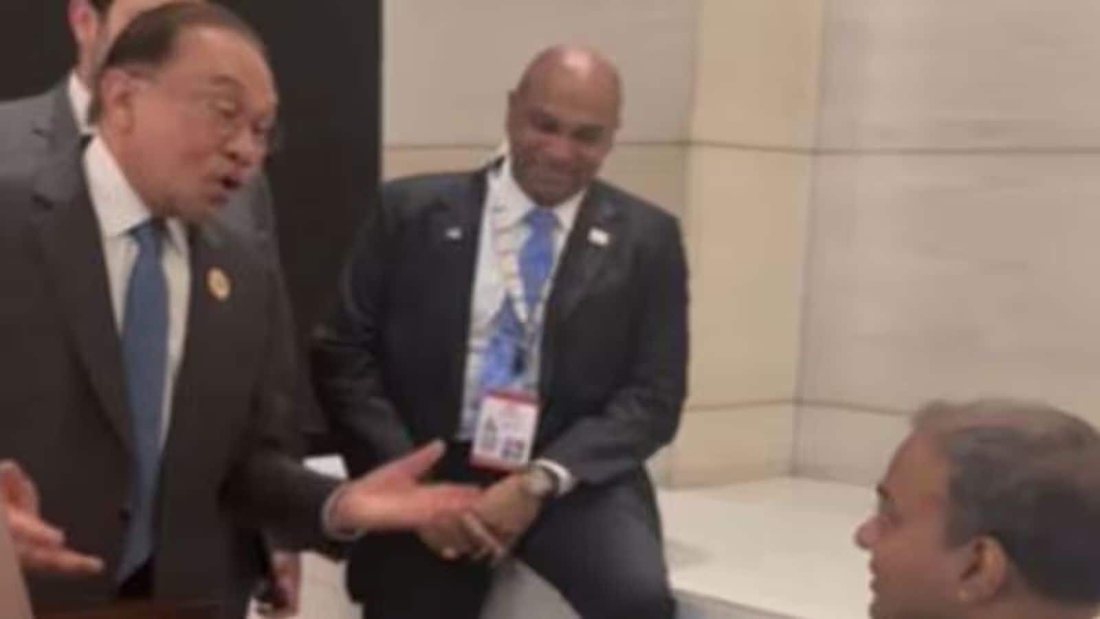 VIDEO: 'ख्वाब हो तुम या...'; BRICS में दिखा बॉलीवुड का रंग! किशोर कुमार के जबरा फैन निकले मलेशियाई PM अनवर इब्राहिम, हिंदी गायकी का वीडियो वायरल