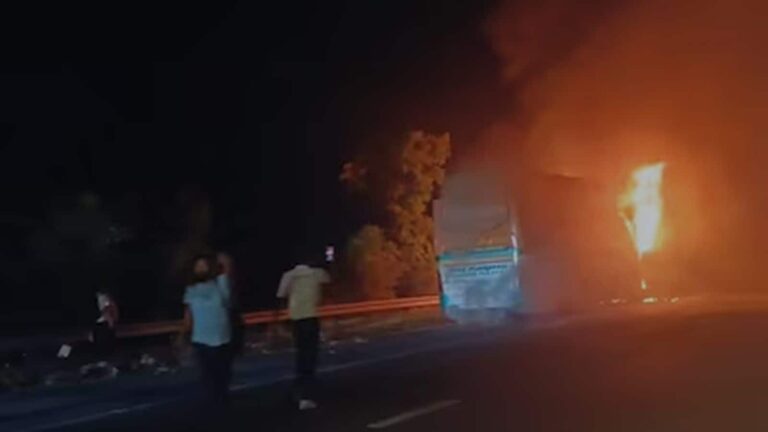 Yamuna Expressway Bus Fire: जलती बस से जिंदा बाहर आई युवती ने बताया कैसे बची उसकी जान, पीछे जो छूटे वो इतने लकी नहीं थे, बच नहीं पाए