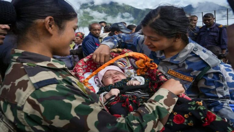 VIDEO Nepa Flood: नेपाल में तबाही के बीच बचावकर्मियों ने बचाई मासूम की जान, डेढ़ महीने के बच्चे का रेस्क्यू, वीडियो वायरल