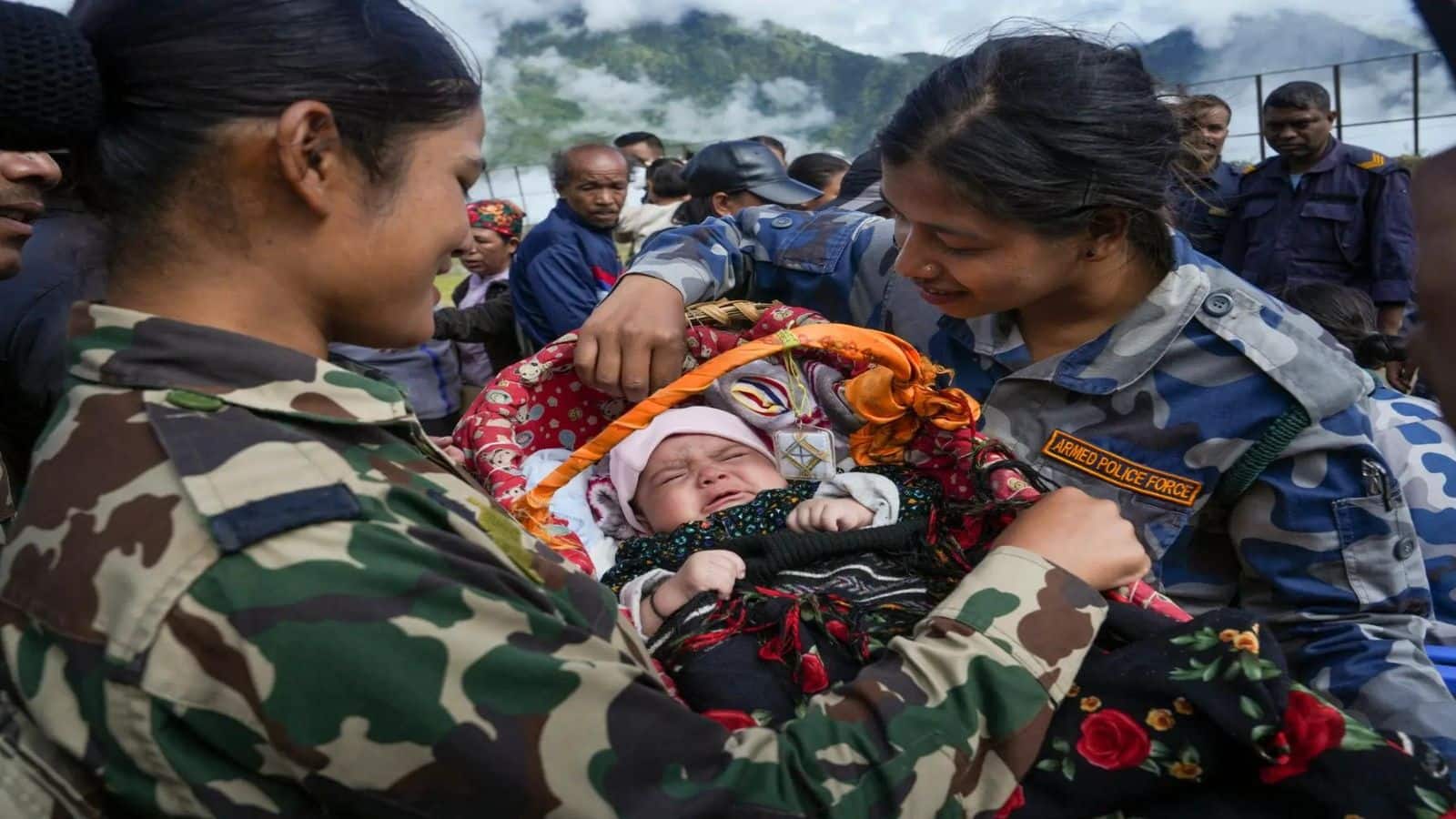 VIDEO Nepa Flood: नेपाल में तबाही के बीच बचावकर्मियों ने बचाई मासूम की जान, डेढ़ महीने के बच्चे का रेस्क्यू, वीडियो वायरल